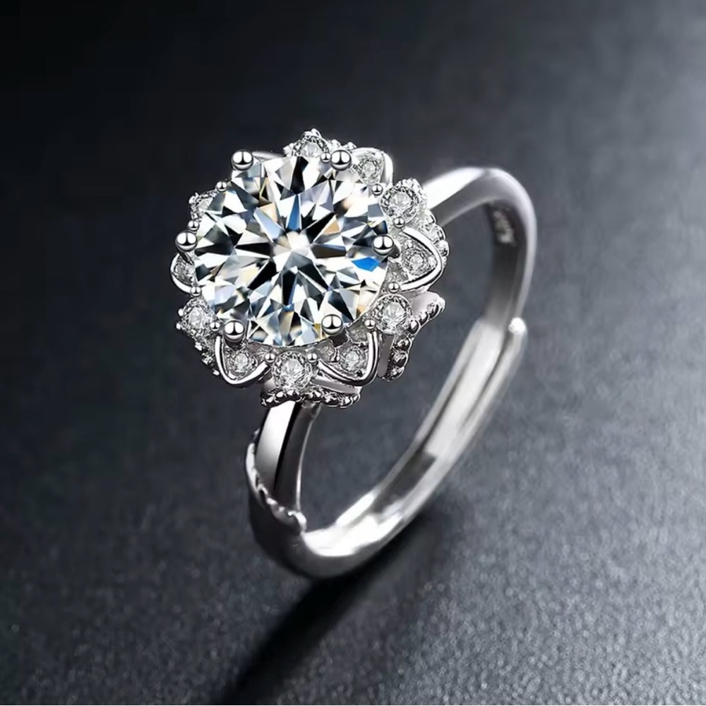 Elegant Silver Floral Ring - Picture 2 of 3